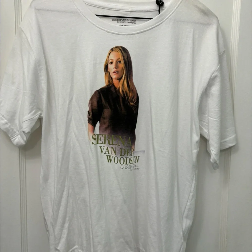 NWT Gossip Girl Serena Van Der Woodsen Tshirt - Picture 2 of 3